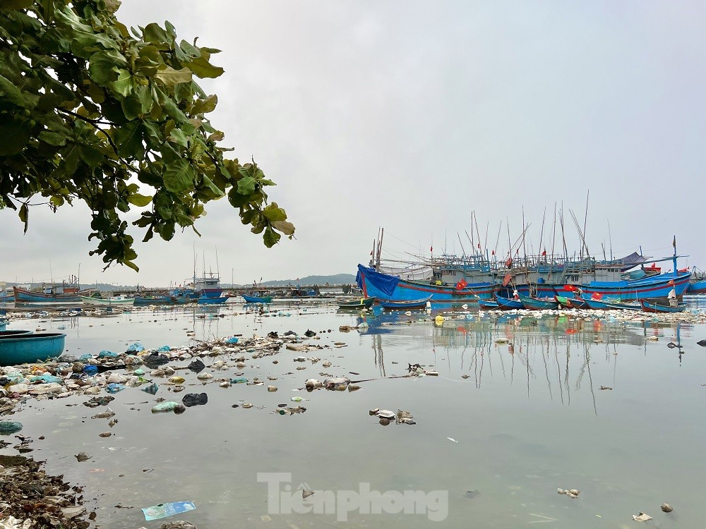 Xác tàu, rác thải ‘bủa vây’ cảng cá Sa Huỳnh - Ảnh 22.