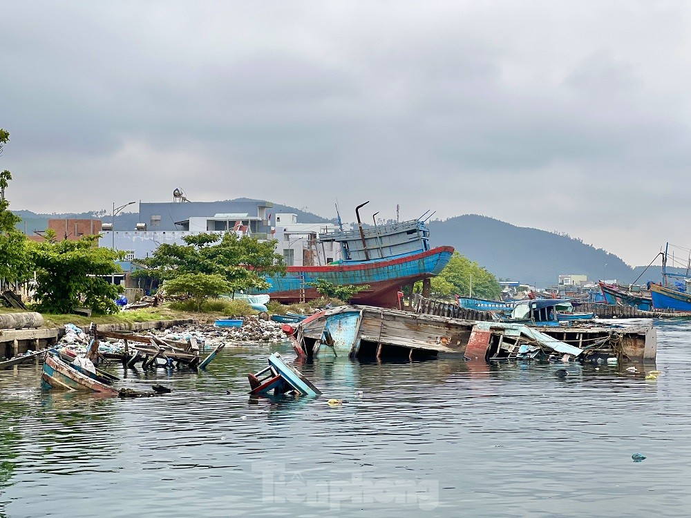 Xác tàu, rác thải ‘bủa vây’ cảng cá Sa Huỳnh - Ảnh 17.