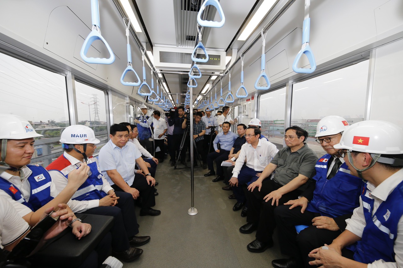 Thủ tướng Phạm Minh Chính đi thử tàu metro 1 ở TP HCM - Ảnh 3.