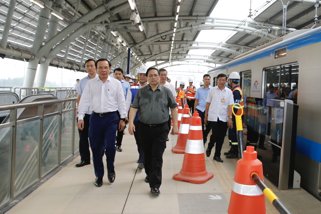 Thủ tướng Phạm Minh Chính đi thử tàu metro 1 ở TP HCM - Ảnh 2.