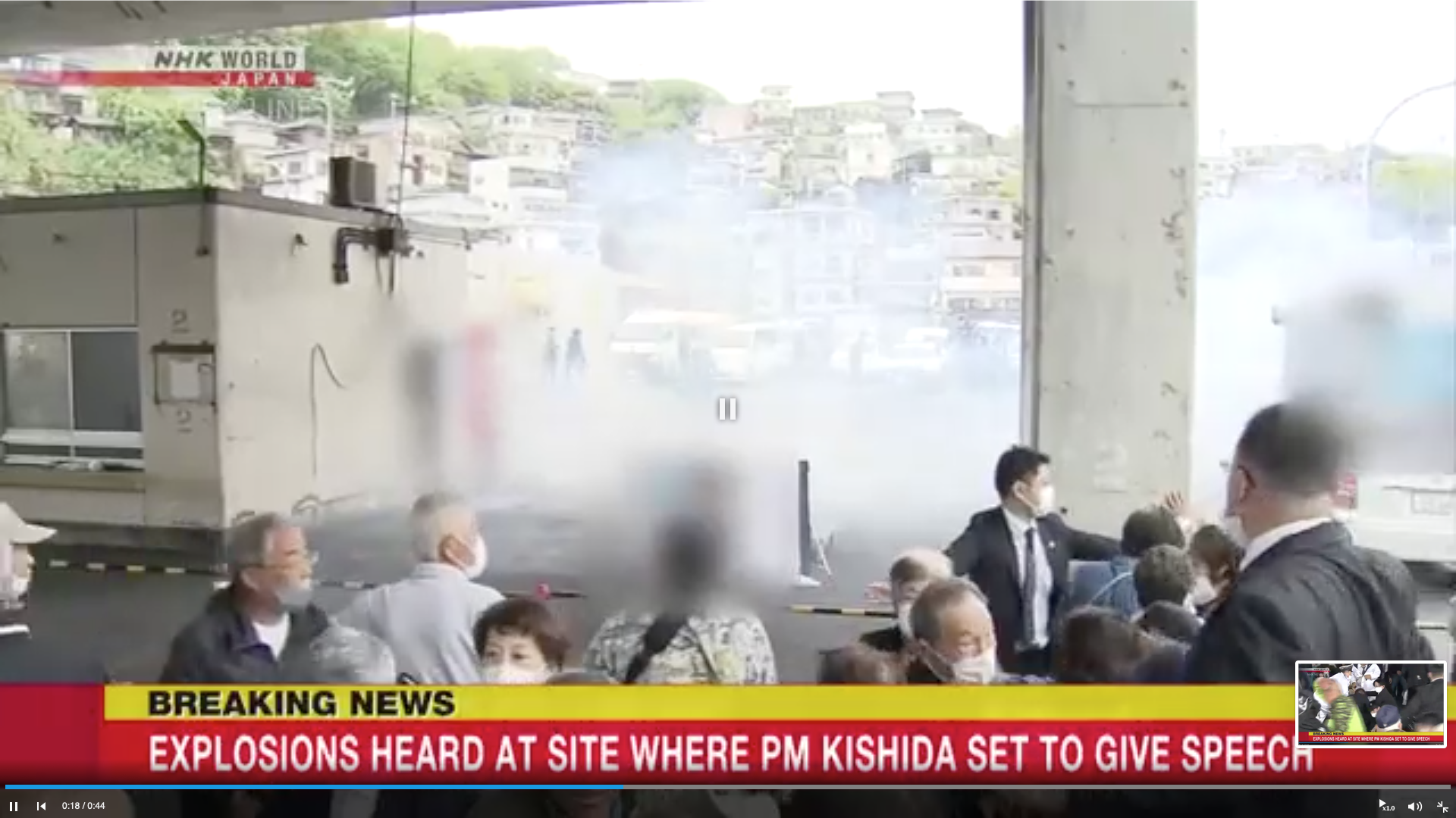 Thủ tướng Nhật Bản Fumio Kishida bị ném bom khói - Ảnh 1.