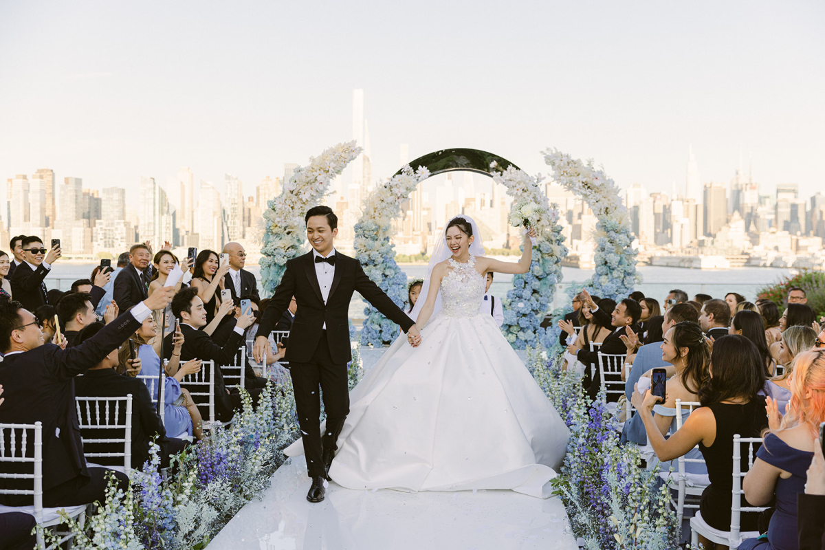 Cô dâu An Giang và đám cưới siêu sang tại New York lên báo nước ngoài: Choáng ngợp với váy cưới đính 1000 viên pha lê - Ảnh 1.