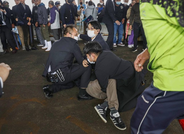 Hé lộ nghi phạm ném vật thể nghi thiết bị nổ về phía Thủ tướng Nhật Bản - Ảnh 4.