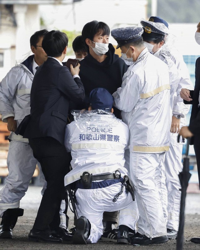 Hé lộ nghi phạm ném vật thể nghi thiết bị nổ về phía Thủ tướng Nhật Bản - Ảnh 6.