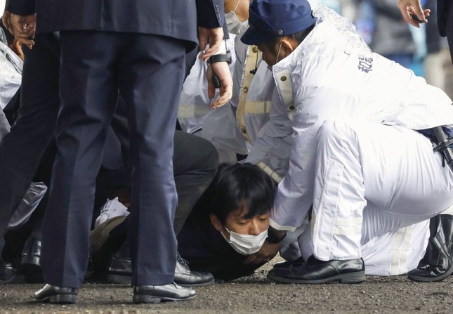Hé lộ nghi phạm ném vật thể nghi thiết bị nổ về phía Thủ tướng Nhật Bản - Ảnh 5.
