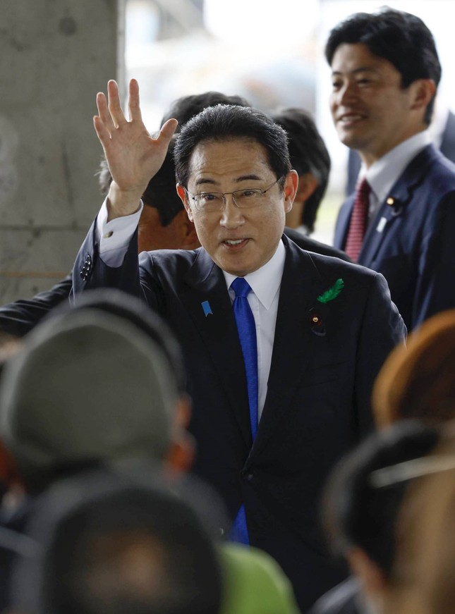 Hé lộ nghi phạm ném vật thể nghi thiết bị nổ về phía Thủ tướng Nhật Bản - Ảnh 1.