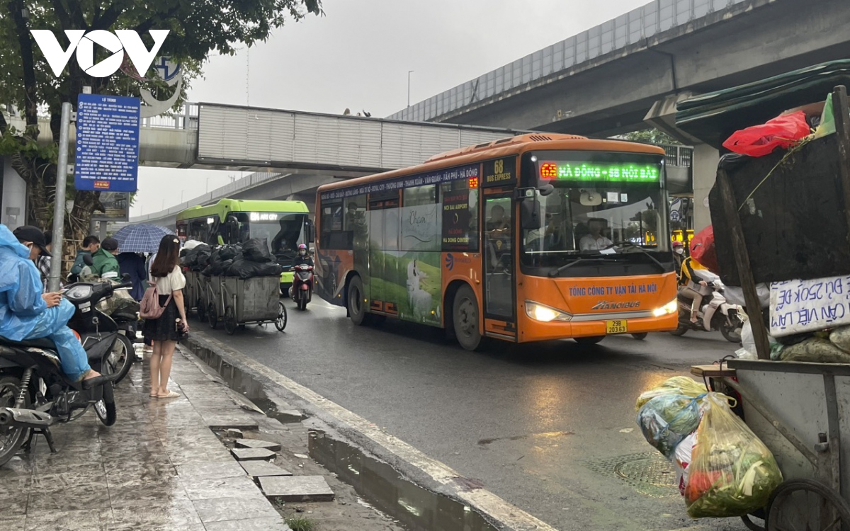 Xe rác tập kết xếp hàng dài giờ tan tầm, ngay điểm xe buýt ra vào bến - Ảnh 6.