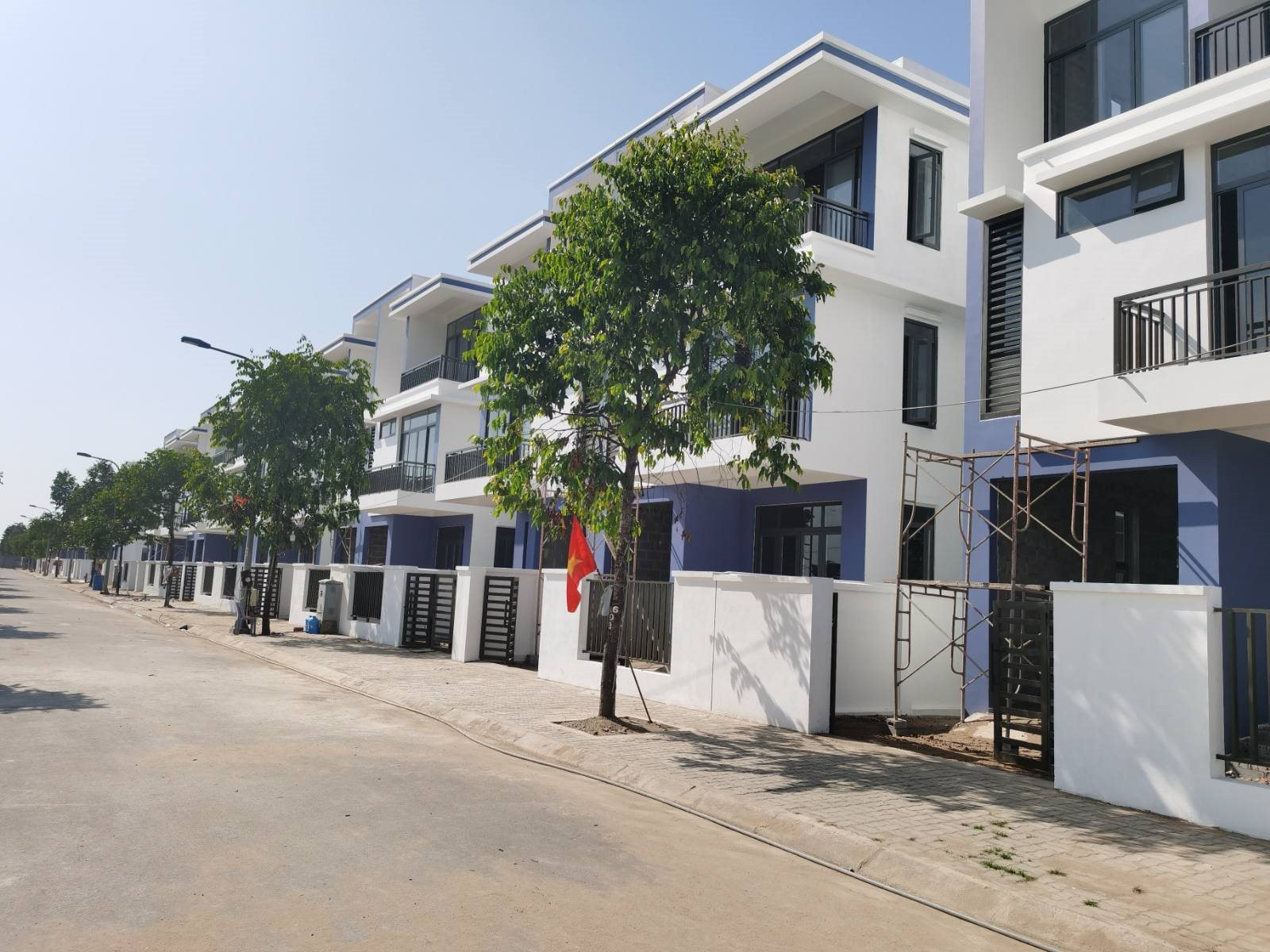 Diễn biến trái chiều của thị trường bất động sản nhà phố tại Hà Nội và TP. HCM - Ảnh 1.