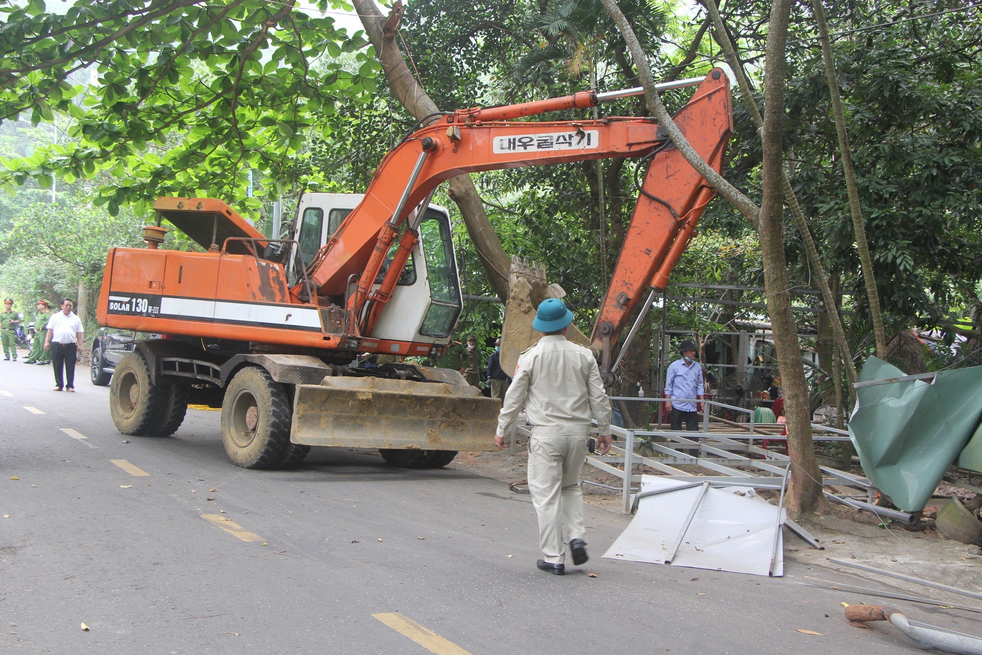 Cưỡng chế hàng loạt nhà hàng trái phép trên bán đảo Sơn Trà - Ảnh 12.