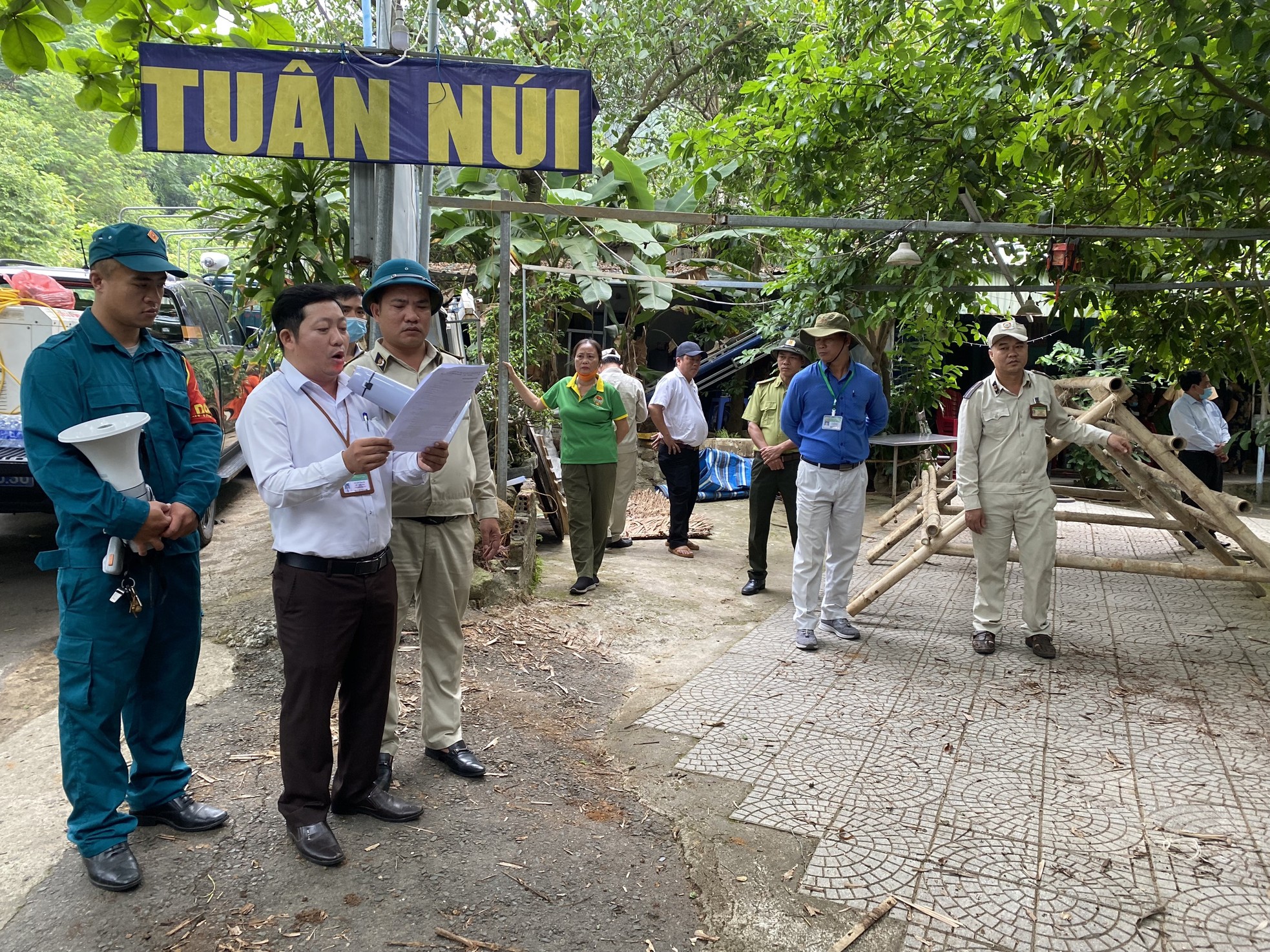 Cưỡng chế hàng loạt nhà hàng trái phép trên bán đảo Sơn Trà - Ảnh 2.