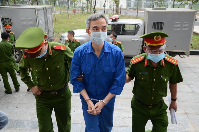 [CLIP] Ông Nguyễn Quang Tuấn cùng đồng phạm đã được dẫn giải đến tòa - Ảnh 1.