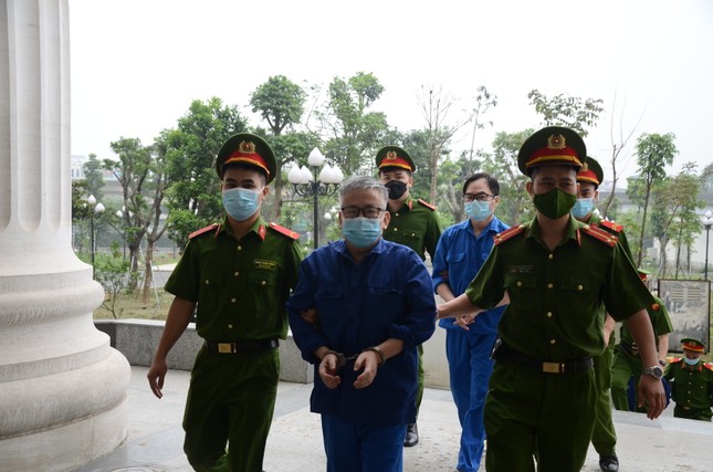 [CLIP] Ông Nguyễn Quang Tuấn cùng đồng phạm đã được dẫn giải đến tòa - Ảnh 4.