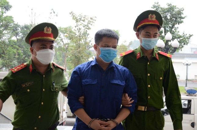 [CLIP] Ông Nguyễn Quang Tuấn cùng đồng phạm đã được dẫn giải đến tòa - Ảnh 5.