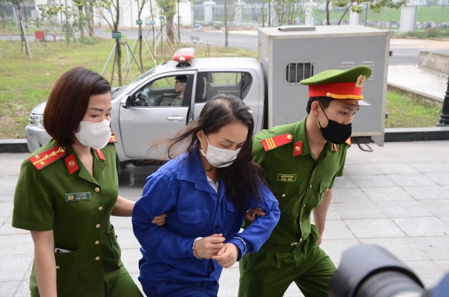 [CLIP] Ông Nguyễn Quang Tuấn cùng đồng phạm đã được dẫn giải đến tòa - Ảnh 2.