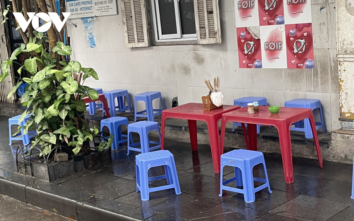 Nhiều hàng quán ở Hà Nội dựng mái che &quot;đánh dấu lãnh địa&quot; để kinh doanh trên vỉa hè - Ảnh 2.