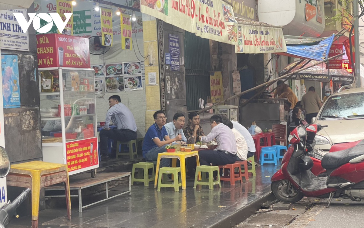 Nhiều hàng quán ở Hà Nội dựng mái che &quot;đánh dấu lãnh địa&quot; để kinh doanh trên vỉa hè - Ảnh 1.
