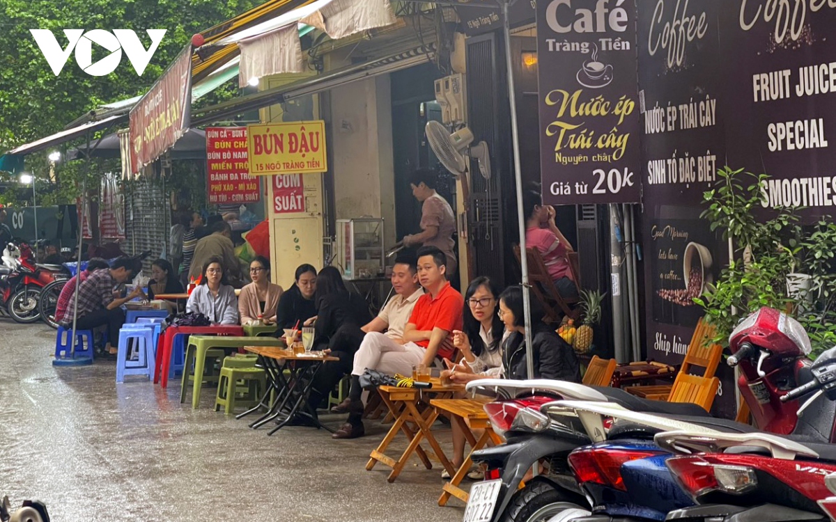 Nhiều hàng quán ở Hà Nội dựng mái che &quot;đánh dấu lãnh địa&quot; để kinh doanh trên vỉa hè - Ảnh 5.
