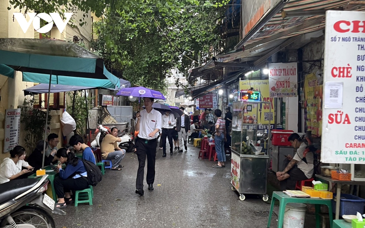 Nhiều hàng quán ở Hà Nội dựng mái che &quot;đánh dấu lãnh địa&quot; để kinh doanh trên vỉa hè - Ảnh 6.