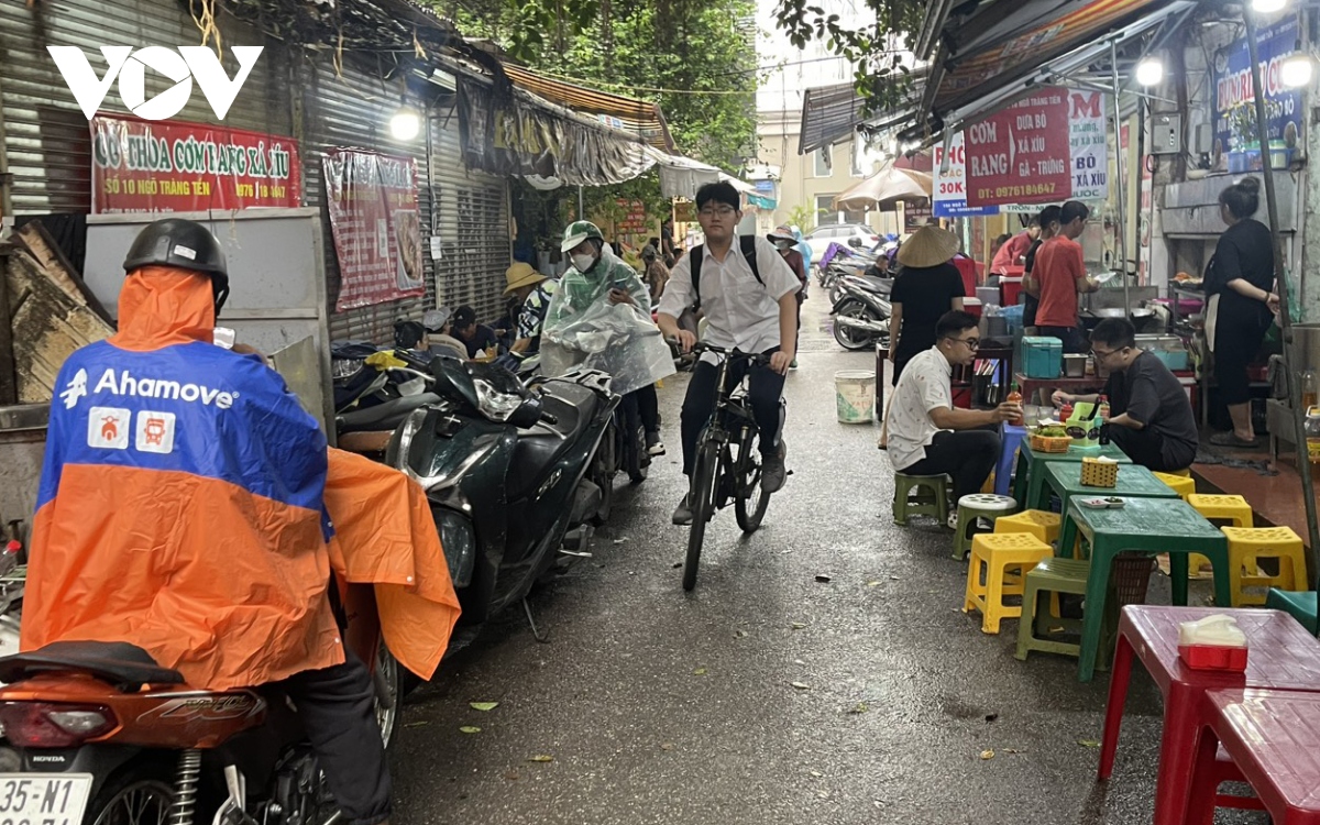 Nhiều hàng quán ở Hà Nội dựng mái che &quot;đánh dấu lãnh địa&quot; để kinh doanh trên vỉa hè - Ảnh 7.