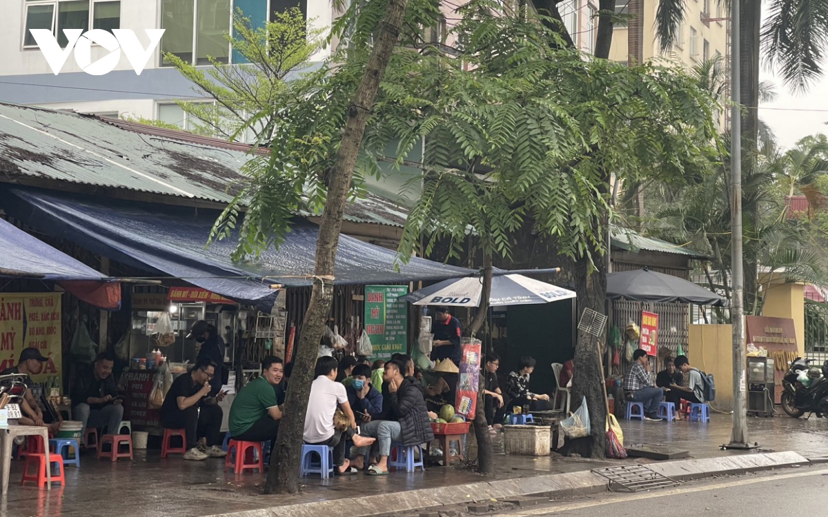 Nhiều hàng quán ở Hà Nội dựng mái che &quot;đánh dấu lãnh địa&quot; để kinh doanh trên vỉa hè - Ảnh 10.