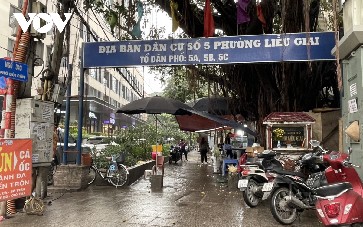 Nhiều hàng quán ở Hà Nội dựng mái che &quot;đánh dấu lãnh địa&quot; để kinh doanh trên vỉa hè - Ảnh 11.