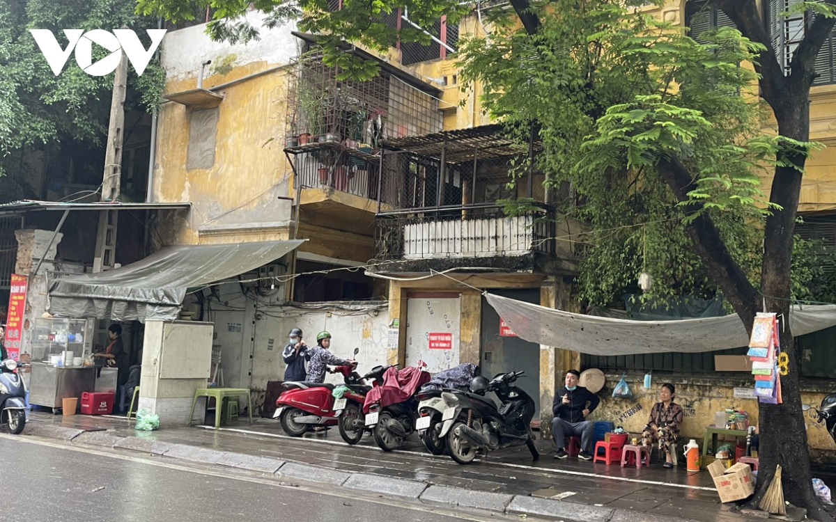 Nhiều hàng quán ở Hà Nội dựng mái che &quot;đánh dấu lãnh địa&quot; để kinh doanh trên vỉa hè - Ảnh 13.