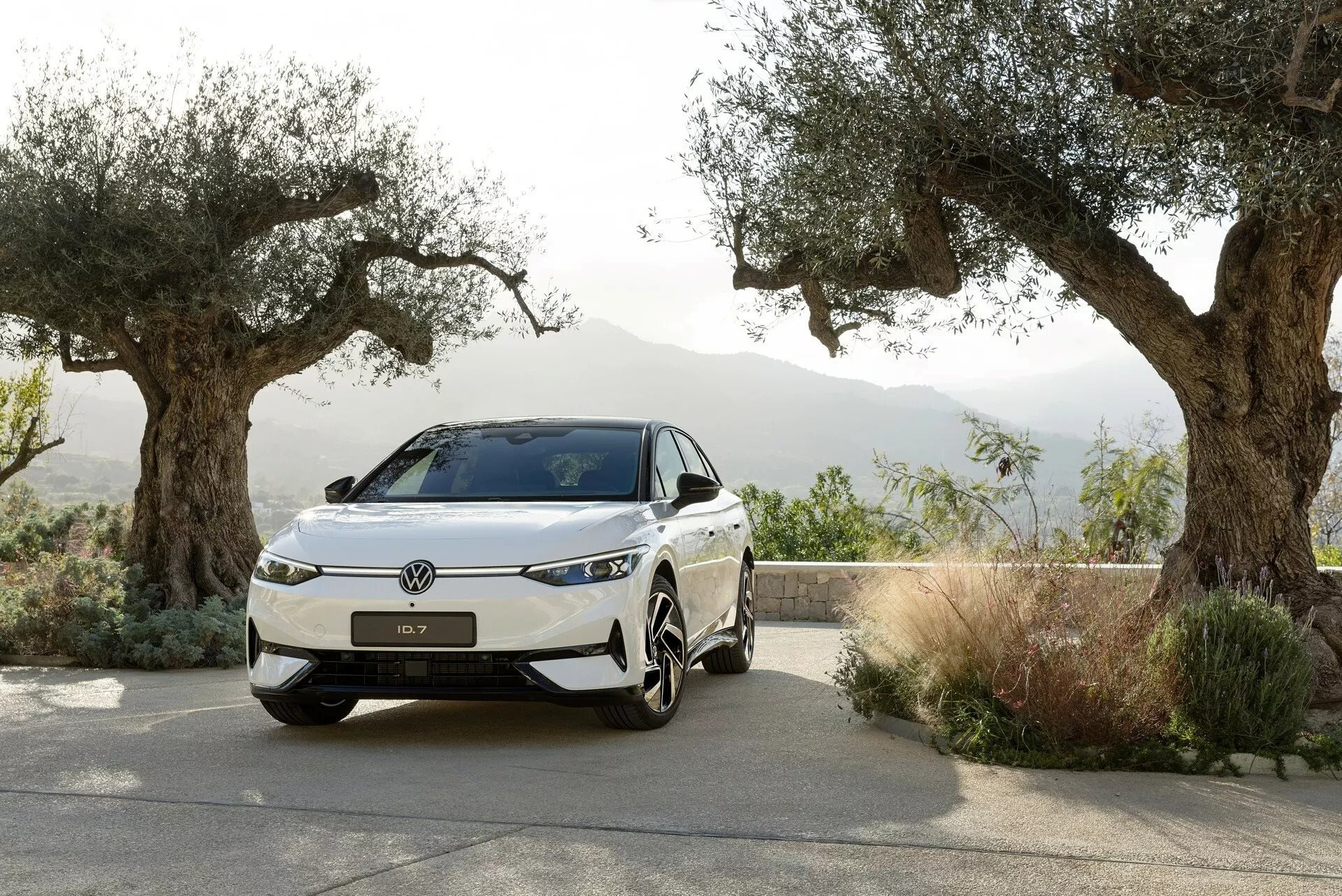 Nếu có ý định mua một chiếc ô tô điện trong 2 năm tới, bạn sẽ hối tiếc nếu bỏ qua mẫu Volkswagen đẹp ‘không tì vết’, tầm hoạt động lên đến 700 km này - Ảnh 2.