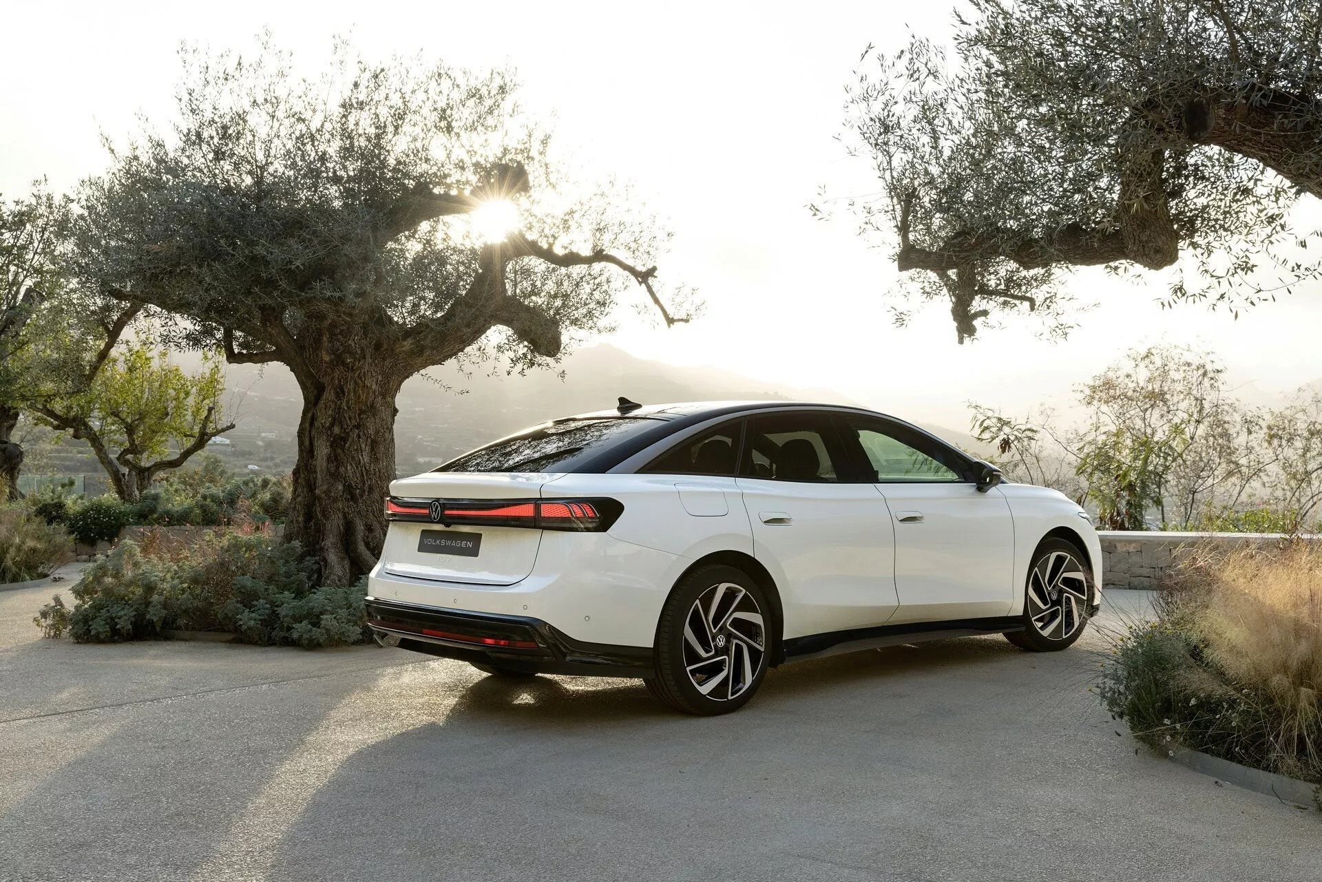 Nếu có ý định mua một chiếc ô tô điện trong 2 năm tới, bạn sẽ hối tiếc nếu bỏ qua mẫu Volkswagen đẹp ‘không tì vết’, tầm hoạt động lên đến 700 km này - Ảnh 10.