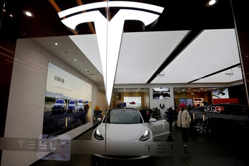 Tesla 'đổ thêm dầu' vào cuộc chiến xe điện khi giảm giá lần thứ 6 tại thị trường Mỹ, nhiều đối thủ cạnh tranh đau đầu lo cách đối phó - Ảnh 1.