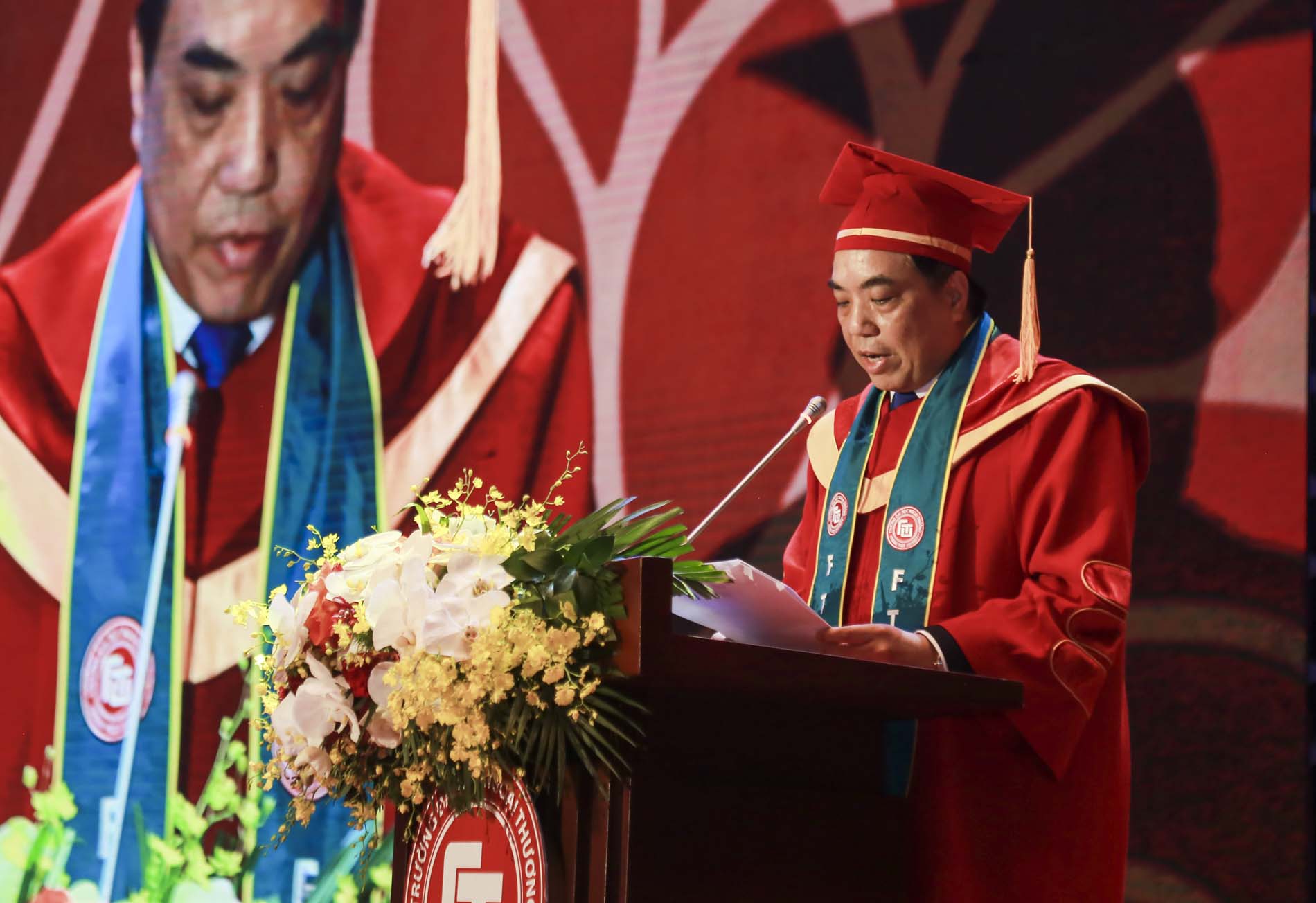 Toàn cảnh lễ trao bằng tốt nghiệp tại ngôi trường được mệnh danh &quot;Harvard của Việt Nam&quot; - Ảnh 3.