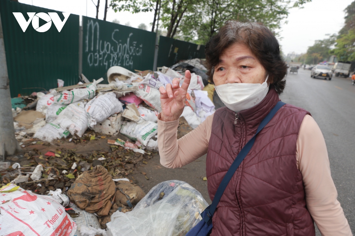 Rác thải vứt la liệt, bốc mùi hôi thối gần khu đông dân cư ở Hoàng Liệt - Ảnh 10.