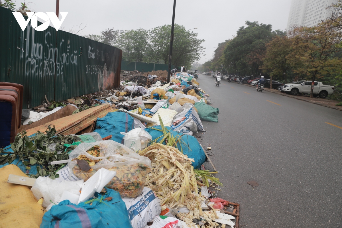 Rác thải vứt la liệt, bốc mùi hôi thối gần khu đông dân cư ở Hoàng Liệt - Ảnh 1.