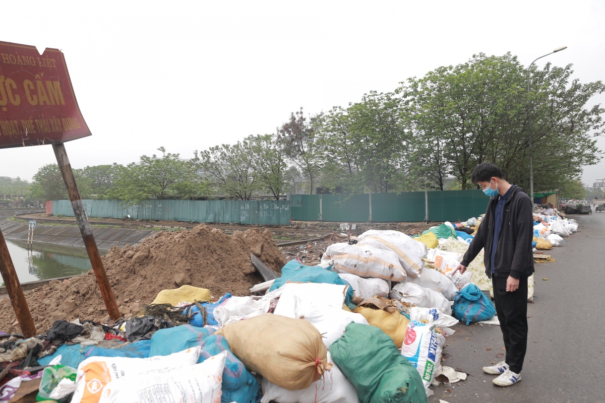 Rác thải vứt la liệt, bốc mùi hôi thối gần khu đông dân cư ở Hoàng Liệt - Ảnh 6.