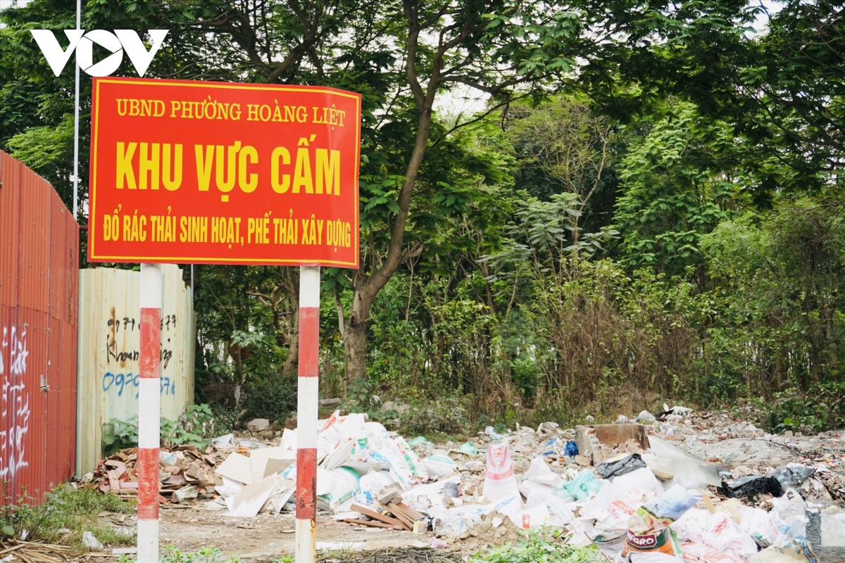 Rác thải vứt la liệt, bốc mùi hôi thối gần khu đông dân cư ở Hoàng Liệt - Ảnh 9.