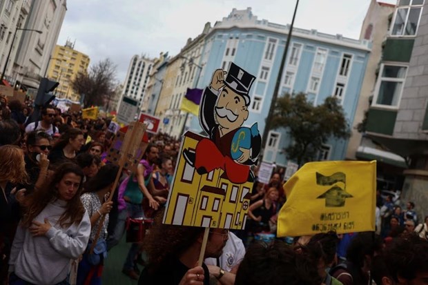 Hàng nghìn người biểu tình ở Bồ Đào Nha vì khủng hoảng nhà ở - Ảnh 1.
