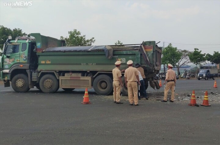 Hiện trường vụ xe khách lao vào nhà dân ở Gia Lai khiến 7 người thương vong - Ảnh 7.