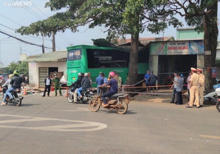 Hiện trường vụ xe khách lao vào nhà dân ở Gia Lai khiến 7 người thương vong - Ảnh 1.