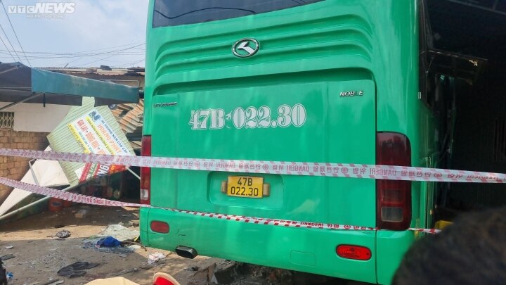 Hiện trường vụ xe khách lao vào nhà dân ở Gia Lai khiến 7 người thương vong - Ảnh 3.