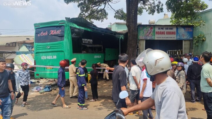 Hiện trường vụ xe khách lao vào nhà dân ở Gia Lai khiến 7 người thương vong - Ảnh 2.