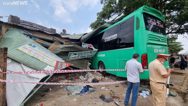 Hiện trường vụ xe khách lao vào nhà dân ở Gia Lai khiến 7 người thương vong - Ảnh 4.