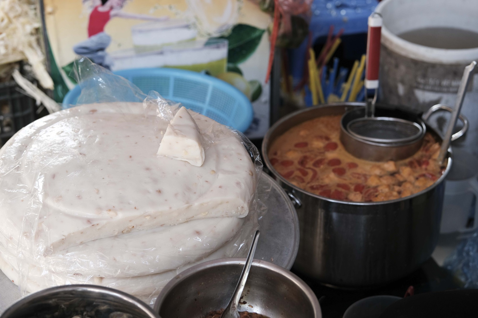 Hàng bánh đúc riêu chỉ bán 5 ngày duy nhất trong tháng ở Hà Nội, khách thèm ăn cũng phải chờ  - Ảnh 1.