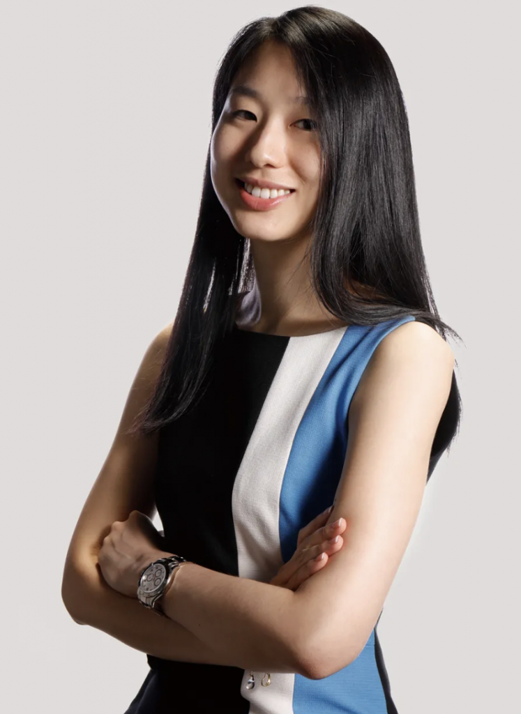 Nữ đấu giá viên xinh đẹp Hong Kong (Trung Quốc): 'Gây sốt' nhờ khí chất chủ trì phiên đấu giá cực cuốn, một cú gõ búa thu về thù lao bạc tỷ - Ảnh 2.