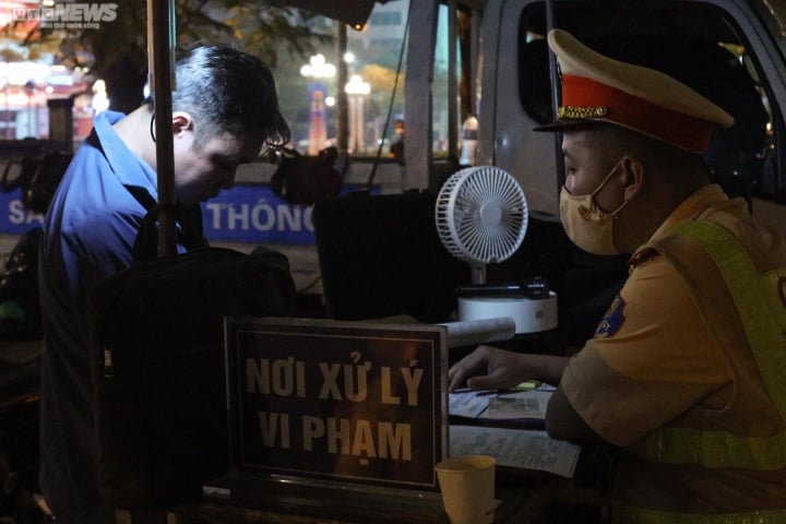 Vi phạm nồng độ cồn kịch khung, tài xế ở Hà Nội khóc xin tha - Ảnh 3.