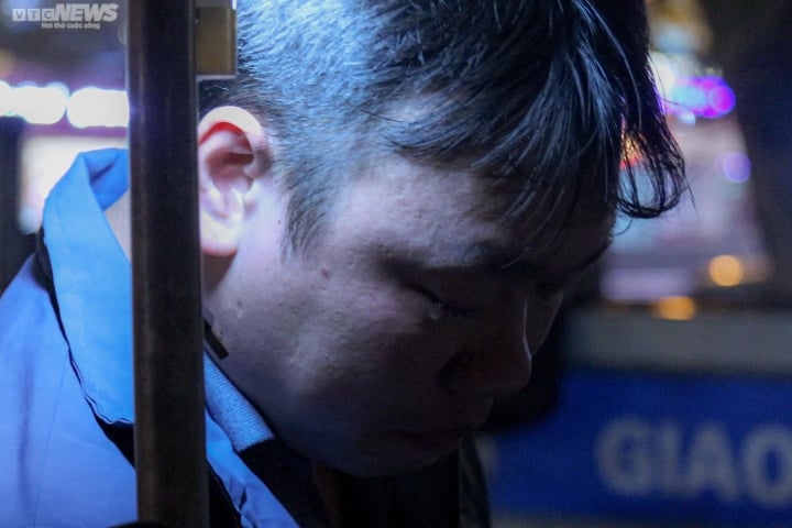 Vi phạm nồng độ cồn kịch khung, tài xế ở Hà Nội khóc xin tha - Ảnh 4.