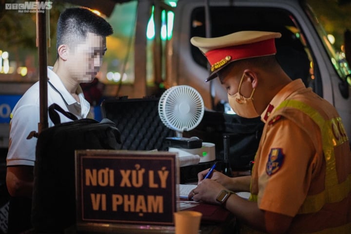Vi phạm nồng độ cồn kịch khung, tài xế ở Hà Nội khóc xin tha - Ảnh 5.
