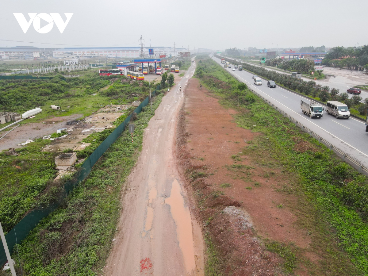 Đường gom cao tốc Hà Nội - Bắc Giang xuống cấp trầm trọng, mất an toàn giao thông - Ảnh 1.