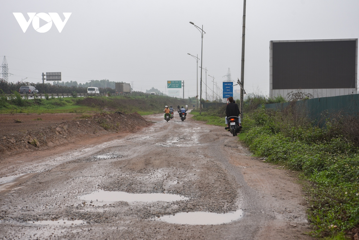 Đường gom cao tốc Hà Nội - Bắc Giang xuống cấp trầm trọng, mất an toàn giao thông - Ảnh 2.