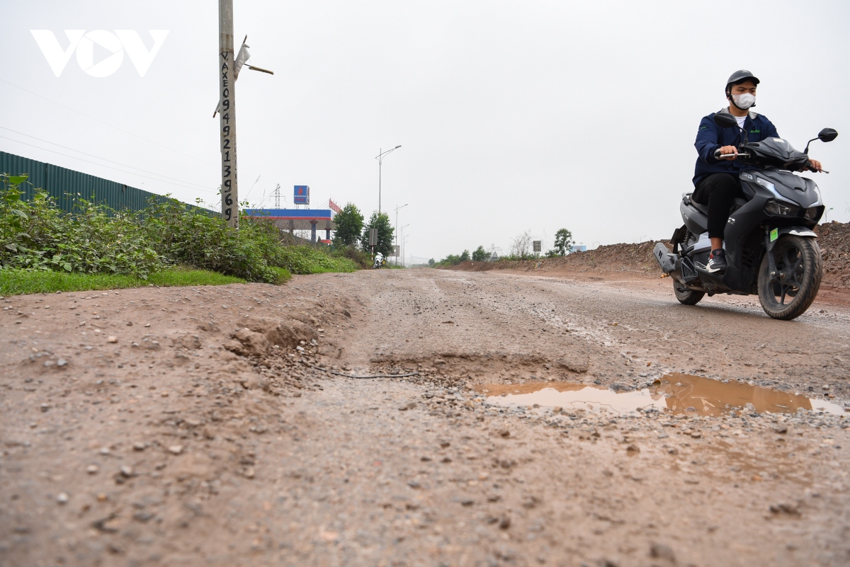 Đường gom cao tốc Hà Nội - Bắc Giang xuống cấp trầm trọng, mất an toàn giao thông - Ảnh 3.