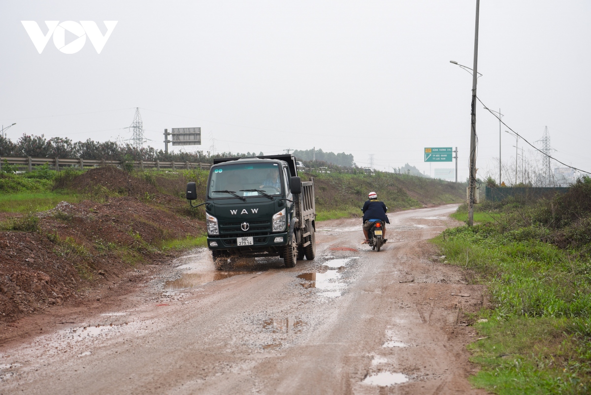Đường gom cao tốc Hà Nội - Bắc Giang xuống cấp trầm trọng, mất an toàn giao thông - Ảnh 7.