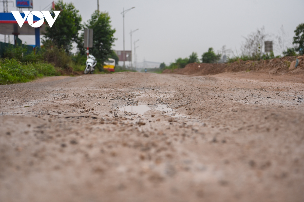 Đường gom cao tốc Hà Nội - Bắc Giang xuống cấp trầm trọng, mất an toàn giao thông - Ảnh 5.